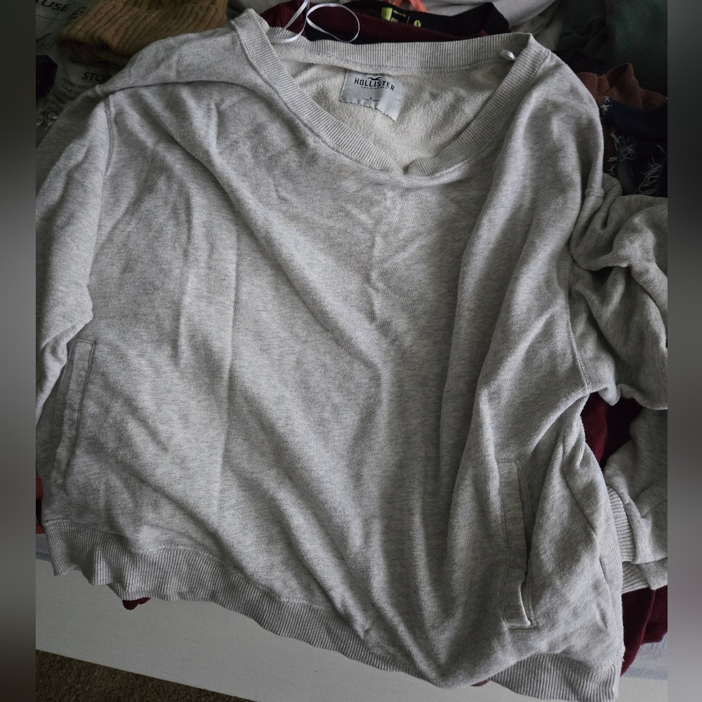 L Crop Off Shoulder Sweater